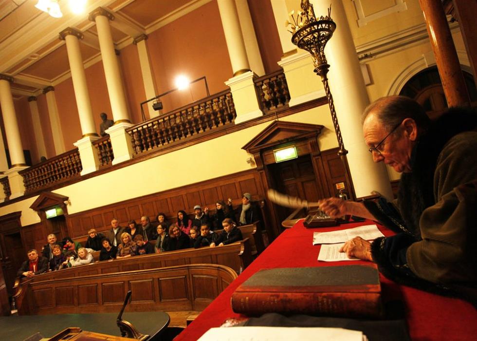 galleries-of-justice-visitors-in-courtroom